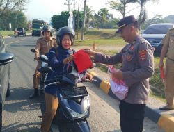 Menjelang HUT RI Ke 79, Polres Pesisir Barat Berbagi Bendera Merah Putih