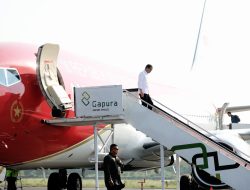 Kapolda Lampung bersama Pj. Gubernur Samsudin Sambut Kedatangan Presiden Joko Widodo di Bandara Raden Intan II dalam Rangka Peresmian Tiga Proyek Strategis Nasional