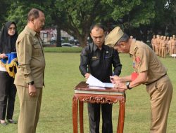 Pemerintah Kabupaten Lampung Barat menggelar serah terima jabatan: antara Penjabat (Pj) Sekretaris Daerah Drs. Adi Utama kepada Drs. Ismet Inoni sebagai Pelaksana harian (Plh)