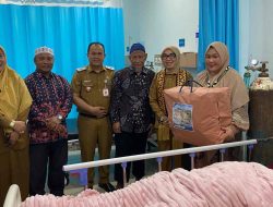 Peringati Harganas Ke-33, Bupati Ayu Kunjungi Pasien MOW Di Rumah Sakit Hikmah Kamino Baradatu 