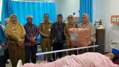 Peringati Harganas Ke-33, Bupati Ayu Kunjungi Pasien MOW Di Rumah Sakit Hikmah Kamino Baradatu 